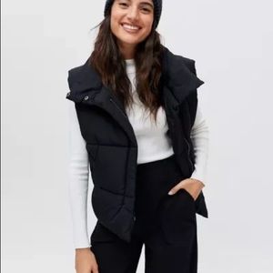 NWT UO Corrine puffer vest black